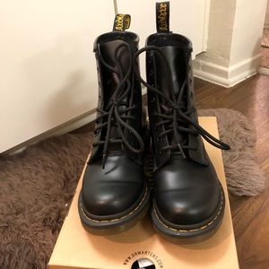 DR. MARTENS 1460 SMOOTH BLACK BOOTS
